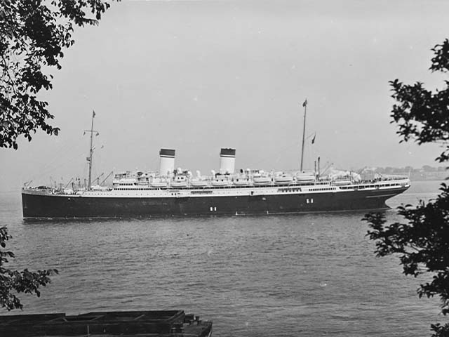 Historical photo of passenger ship to America